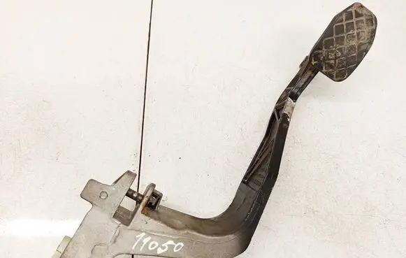 Volkswagen PASSAT B5 Brake pedal 8D1721316D