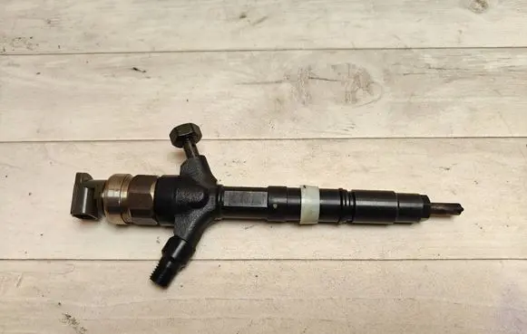 Toyota Corolla Verso E121 Fuel injector 236700G010