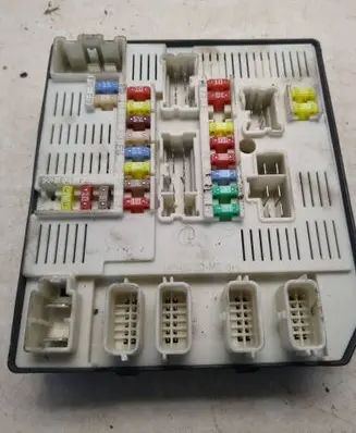 Renault Megane III Fuse module 284B60008R 8223023699 519339311