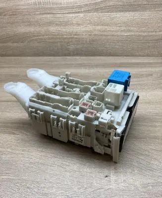 Toyota Verso Fuse module 15758L04 827300F070C 10878J06