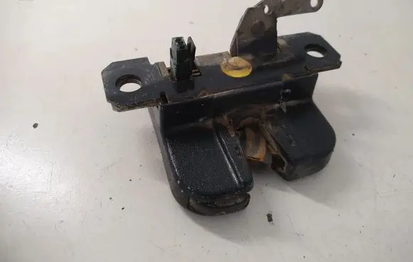 Loading door lock