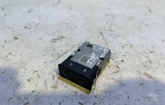 BMW 4 G22 G23 G24 G26 USB socket connector 8711938 HW5418P3 19163010
