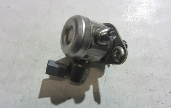 BMW X3 F25 Fuel injection high pressure pump 7610761