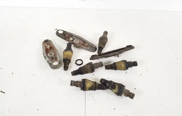 Mercedes-Benz SL R107 Fuel injector A0000785623