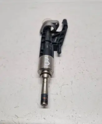 BMW 5 G30 G31 Fuel injector 7639990