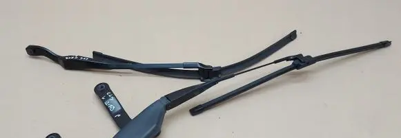 Mercedes-Benz CLS C219 Front wiper blade arm