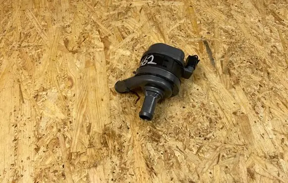 Volvo XC40 Electric auxiliary coolant/water pump 31493259