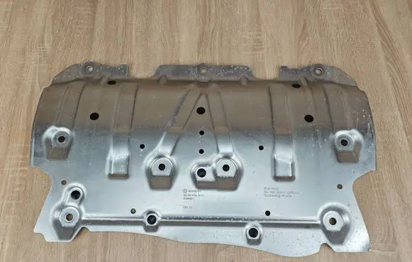 BMW 4 G22 G23 G24 G26 Engine splash shield/under tray 6878580
