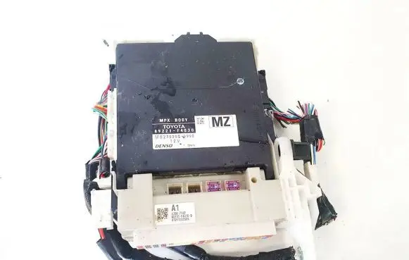 Toyota C-HR I Fuse box set 63587132 82730-f4010-b