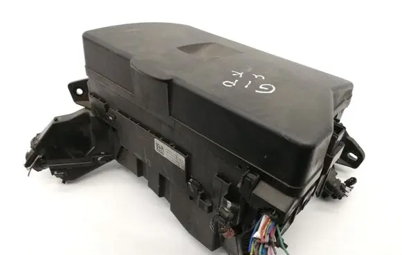 Toyota Avensis T270 Fuse box set 8211105J11