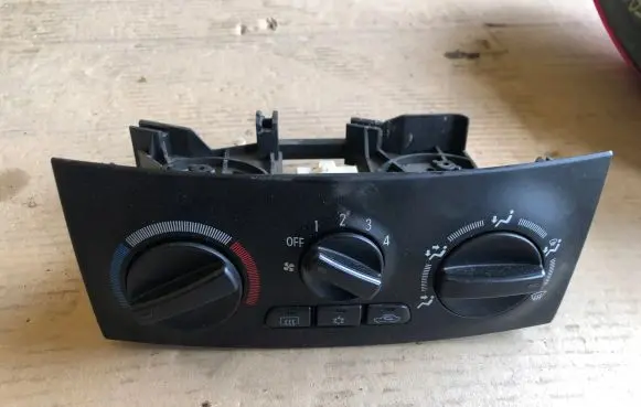 Mitsubishi Space Star Climate control unit MR914556
