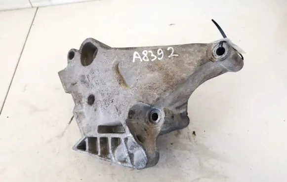 Volkswagen PASSAT B6 Engine mounting bracket 03g199207g
