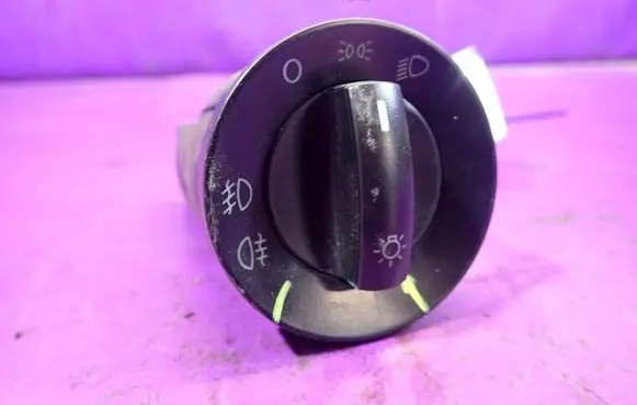 Volkswagen Polo IV 9N3 Light switch