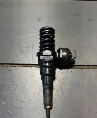 Volkswagen PASSAT B5.5 Fuel injector 038130073AJ