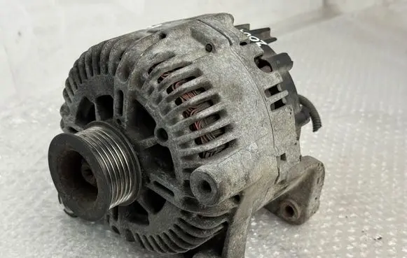 BMW 5 E60 E61 Generator/alternator 7797521