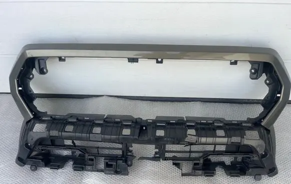 Toyota Tacoma III Front bumper upper radiator grill 11615