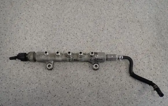 Toyota Avensis T250 Fuel injector supply line/pipe 