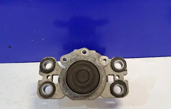 Volvo S60 Engine mount bracket 31401308
