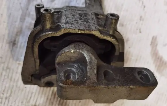 Volkswagen PASSAT B8 Engine mount bracket 5N0199262F