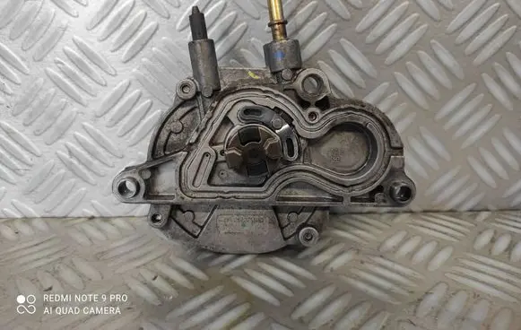 Opel Astra J Vacuum pump