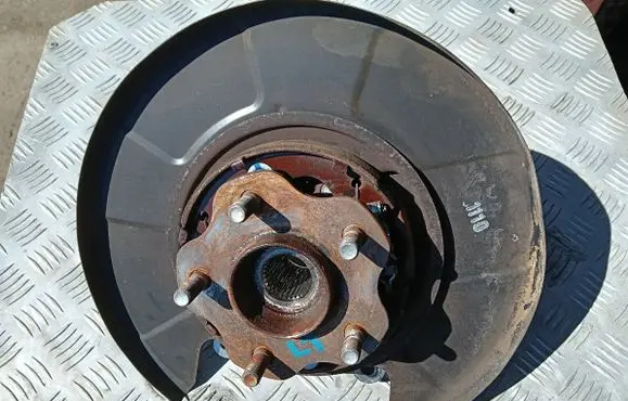 Infiniti G37 Rear wheel hub