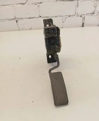 Mitsubishi Endeavor Accelerator throttle pedal APM30001 42110183