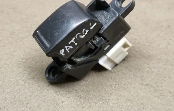 Nissan Patrol Y61 Electric window control switch