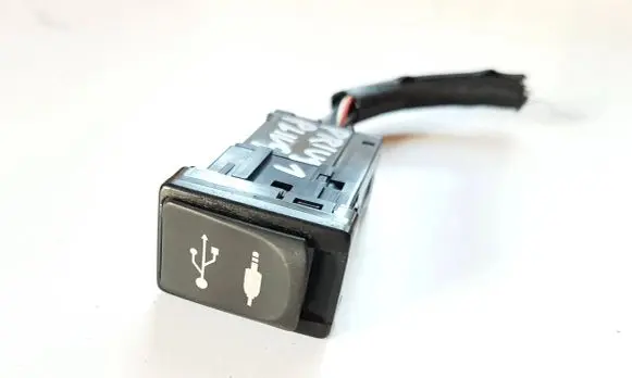 Toyota Prius+ (ZVW40) USB socket connector 8619048070 FA134342A