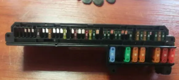 BMW 5 E60 E61 Fuse module 6957330