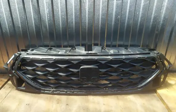 Seat Ateca Front bumper upper radiator grill 575853654P