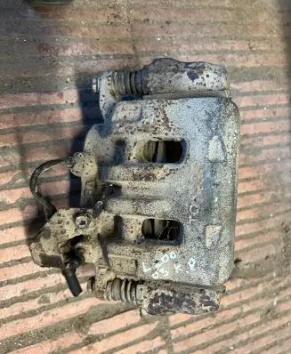 Mitsubishi L200 Front brake caliper