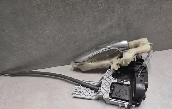 KIA Sportage Front door lock 813103U020