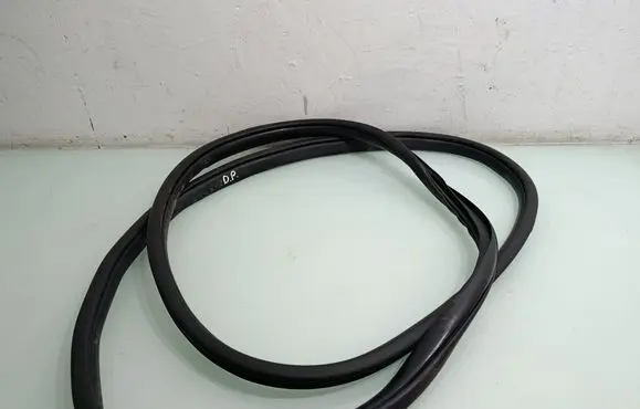 Jeep Grand Cherokee Front door rubber seal 