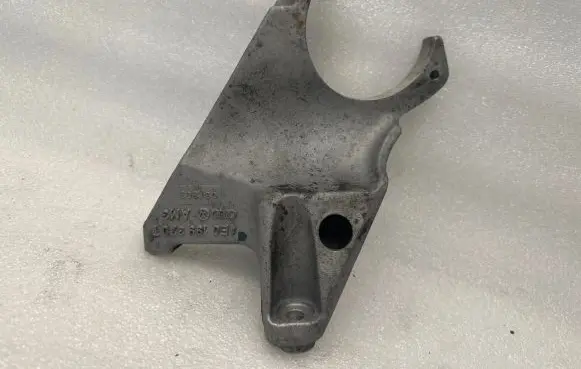 Engine mounting bracket