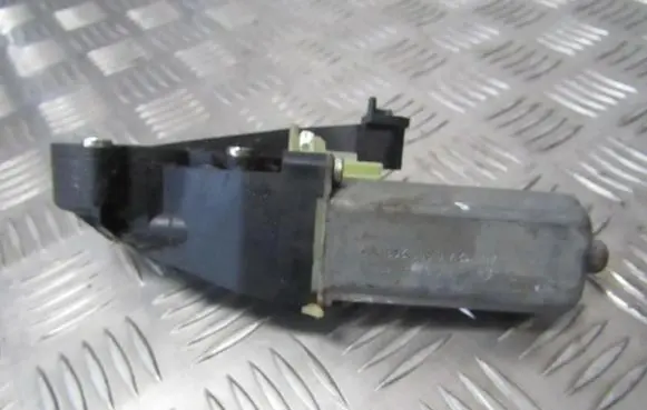 Mercedes-Benz C W203 Front door window regulator motor 0390203207 82064802-4
