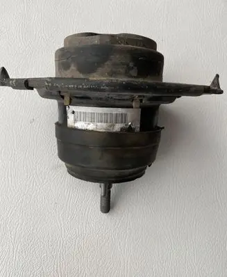 Dodge Durango Engine mount bracket