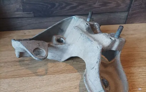 Audi A4 S4 B5 8D Engine mounting bracket 8E0199352