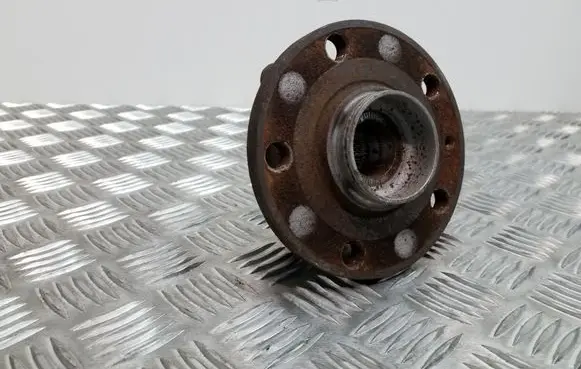 Volkswagen PASSAT CC Hub lock 