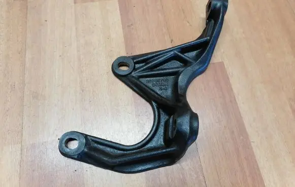 Engine mounting bracket