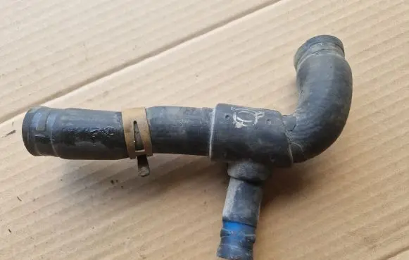 Volkswagen PASSAT B3 Engine coolant pipe/hose 027121053B
