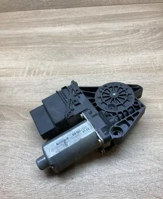 Volkswagen PASSAT B5 Rear door window regulator motor 105407301 0130821696