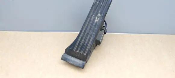Mercedes-Benz C W204 Accelerator throttle pedal A2043000004