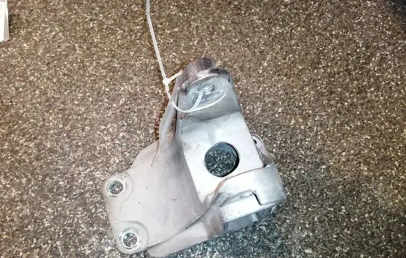Nissan Leaf I (ZE0) Engine mounting bracket