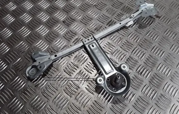 Rear door manual window regulator