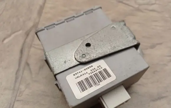 Toyota Corolla E120 E130 Door central lock control unit/module 8974102050