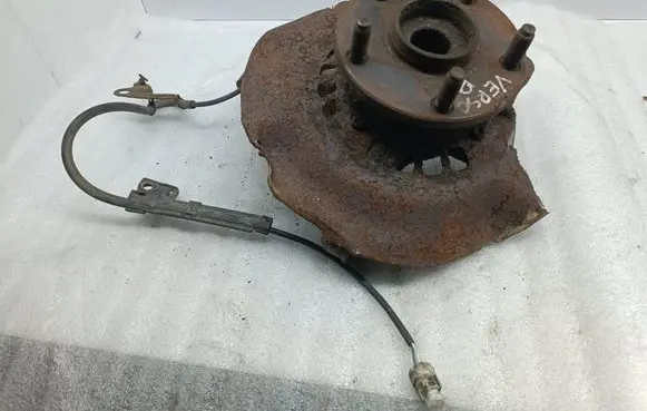 Toyota Avensis Verso Front wheel hub