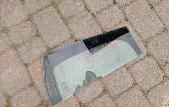 Opel Zafira C Rear door window glass