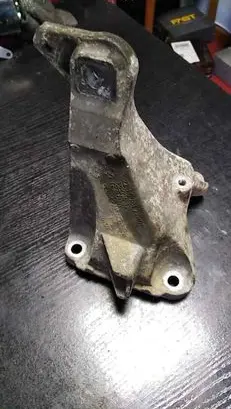 BMW 1 E81 E87 Engine mounting bracket 6781916