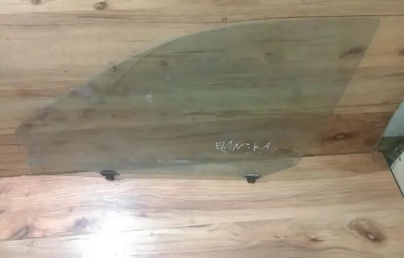 Hyundai Lantra I Front door window glass four-door