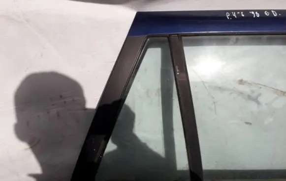 Rear vent window glass